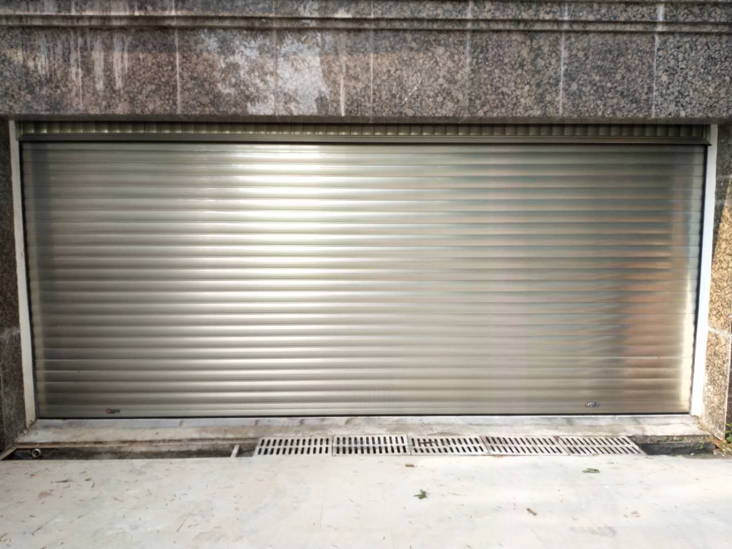 濟(jì)南車庫(kù)門出現(xiàn)脫軸問題怎么解決？